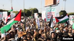 美國和英國對胡塞武裝發動攻擊後，胡塞武裝支持者集會