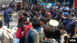 黃之鋒等學生領袖26號在旺角被警方拘捕前（美國之音海彥拍攝）