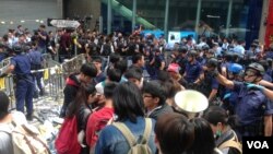 黄之锋等学生领袖26号在旺角被警方拘捕前（美国之音海彦拍摄）