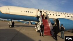 克里專機在安德魯斯空軍基地準備起飛（美國之音莉雅拍攝）