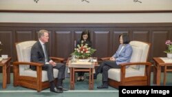 台灣總統蔡英文2018年6月1日在總統府會見美國共和黨籍參議員戴維·珀杜。（台灣總統府照片）