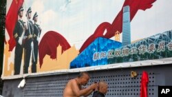 北京街头的宣传板宣扬保卫祖国（2016年7月27日）