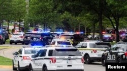 聚集在俄克拉荷馬州塔爾薩沃倫診所槍擊案現場的應急人員。(2022年6月1日)