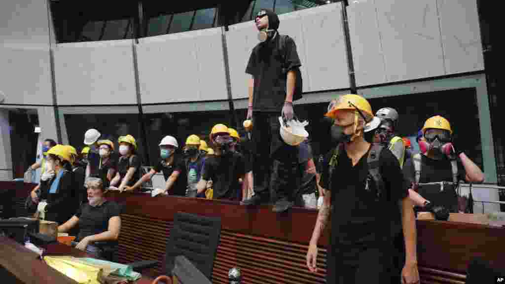 佔據香港立法會大樓的示威者。