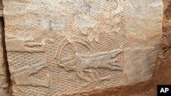 资料照片：伊拉克摩苏尔出土的2700年历史的石雕。