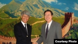 中国央行行长周小川（右侧）2003年会见香港金管局总裁任志刚(左) (香港金管局照片)