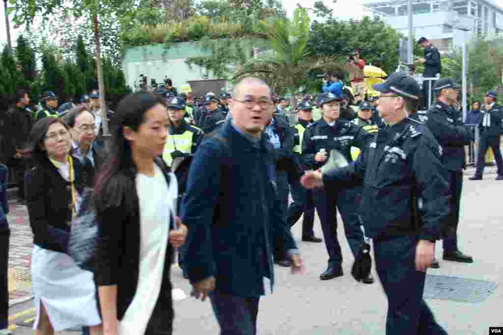 占中三子率众自首（美国之音海彦拍摄）