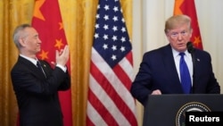 美國總統特朗普在白宮美中第一階段經貿協議簽署儀式上講話時中國副總理劉鶴鼓掌。（2020年1月15日）