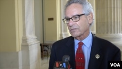 加州的民主黨眾議員羅文薩爾接受美國之音訪問。