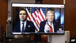 美國當選總統特朗普(右)遠端出席紐約曼哈頓刑事法庭的聽證會。畫面左邊是特朗普的律師托德·布蘭奇（Todd Blanche）。 (2025年1月10日)