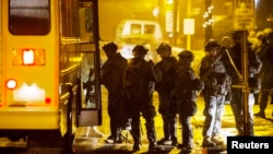 2014年11月26日国民警卫队在密苏里州弗格森。抗议进入第三个夜晚街头渐趋平静