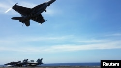 2018年4月10日，一架F-18戰鬥機從羅斯福號航母起飛，羅斯福號航母目前正在南中國海參加例行演練。