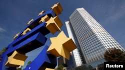德国法兰克福欧洲央行大厦外的欧盟徽标 （资料照片）