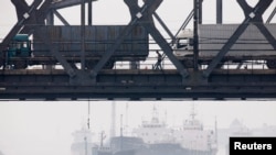 2013年6月7日鴨綠江友誼大橋（連接中國丹東和北韓新義州）上行駛的貨車。