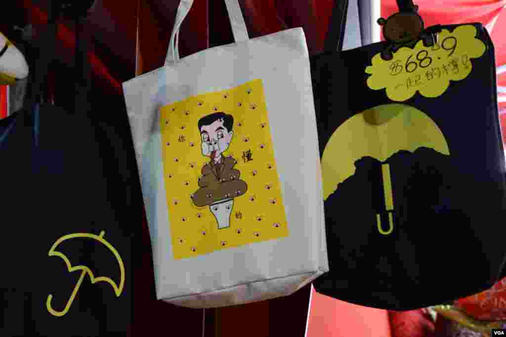 旺角花墟年宵市場檔主江小姐售賣的一款惡搞特首梁振英購物袋。（美國之音湯惠芸攝）