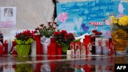 教宗方濟各因肺炎住院，人們在羅馬傑梅利醫院前擺放蠟燭和鮮花為教宗祈福。(法新社：2025年3月1日)