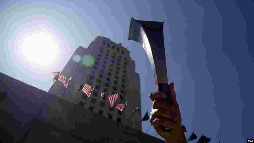 特奥火炬抵达洛杉矶市府（美国之音国符拍摄）