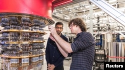 谷歌公司首席執行官桑德爾·皮查伊（左）在美加州聖塔芭芭拉實驗室觀看谷歌資深科學家桑科在谷歌量子計算機上工作。（2019年10月）