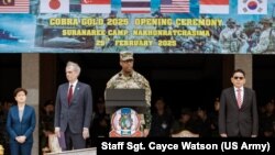 Роберт Годек, посол США в Таиланде (слева), и глава Тихоокеанского командования Армии США генерал Рональд Кларк в лагере Суранари, Таиланд, 25 февраля 2025