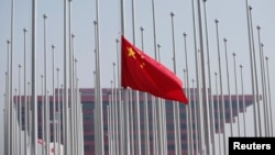 资料照：在上海世界博览会会场上升期的中国国旗。（2010年4月30日）