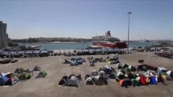 希腊旅游旺季渐近 港口滞留难民前途未卜