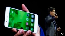 西班牙電子產品展銷會上的華為手機。