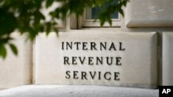 ​ປ​້າຍ​ຕັ້ງ​ຢູ່ນອກ​ຕຶກ​ຫ້ອງ​ການ​ເກັບ​ພາ​ສີ​ລາຍ​ໄດ້ ແລະ ການ​ບໍ​ລິ​ການ​ພາຍ​ໃນ​ປະ​ເທດ, 4 ເມ​ສາ 2021.