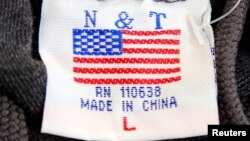 美國首都華盛頓街頭小攤上出售的毛衣衣領處的標簽上有美國國旗圖案，但卻說明是“中國製造”。（資料照片）