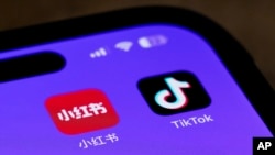 隨著對中國短片應用TikTok「不賣就禁」的期限迫在眉睫，美國TikTok用戶湧入了另一個中國社群媒體平台小紅書。 (美聯社：2025年1月15日)