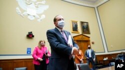 2020年10月2日美国卫生部长阿扎尔在华盛顿国会山众议院冠状病毒危机小组会议上。