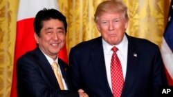 美國總統川普（左）和日本首相安倍晉三（右）。