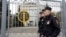 Сотрудники полиции охраняют вход в Московский городской суд в Москве, Россия, 17 апреля 2023 года.