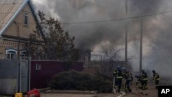 在乌克兰康斯坦丁尼夫卡的居民区，在俄罗斯炮击之后，救援人员开始灭火。(2023年3月10日)