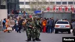 武警在乌鲁木齐火车站出口站岗（2014年5月1日）