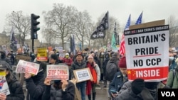 示威者在英國時間2月8日星期六下午在舊皇家鑄幣廠前示威，手持“英國人的驕傲，沒有中共”(British's Pride, No CCP)的抗議標語，反對中國當局計劃在該地段興建新的駐倫敦大使館。（攝影：美國之音鄭樂捷）