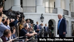 资料照片：美国总统特朗普同记者交谈。(2025年4月25日)