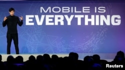 Telegram 創辦人兼行政總裁帕維爾·杜羅夫在巴塞羅納世界行動通訊大會上發表主題演講。(資料照)