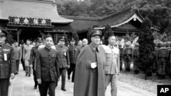 歷史照片：總統蔣介石和其他國民黨政府官員離開台北的圓山忠烈祠。(1955年3月29日)