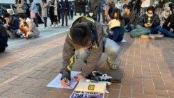 集會人士用手機翻譯程式，以印尼文寫留言聲援被逐印傭作家Yuli。(美國之音 湯惠芸拍攝)