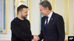 美国国务卿布林肯在基辅与乌克兰总统泽连斯基握手。（2024年5月14日）