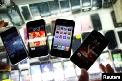 上海一个手机摊位上假冒的 iPhone（2011年8月11日）