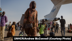 身处苏丹持续不断的危机之中的苏丹难民。这场暴力冲突导致数百万人流离失所。(照片来源：联合国难民署)