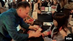 紅封包是新年裡小朋友的最愛。(攝影：美國之音莫幹生)