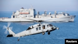 一架MH-60S海鷹直升機準備在航空母艦杜魯門的飛行甲板上降落。