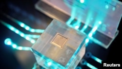 华为海思制作的芯片2019年3月21日在福建省福州举行的华为中国经济伙伴大会上展出。