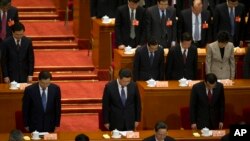 中國領導人習近平(前排中)與李克強(前排右)為
昆明襲擊遇難者默哀