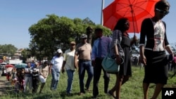 成百上千的人排隊等候進入比勒陀利亞的聯盟大廈，瞻仰曼德拉的遺容。 （2013年12月12日）