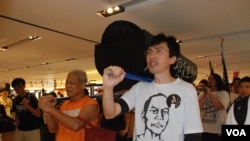 參與學民思潮平反六四遊行的社民連成員，抬著道具棺材遊行經過一間百貨公司 (美國之音特約記者湯惠芸拍攝)