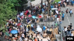 香港「環保觸覺」估計，截止今年8月底，每天有超過1千名大陸水貨客在上水火車站不同出口集結，情況非常混亂。 美國之音湯惠芸拍攝