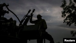 資料照片：烏克蘭赫爾松地區的防空人員在觀察空中的俄羅斯無人機。(2024年6月11日)